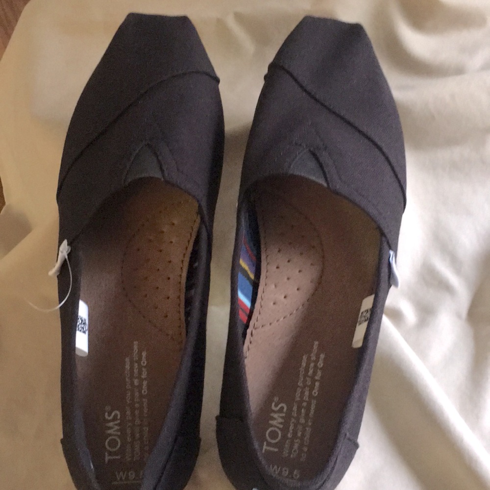 Toms Classic black canvas shoes
